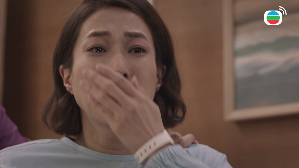 钟嘉欣在《星空下的仁医》将章以芯失去丧子之痛情绪表达发挥得淋漓尽致，十分有张力成功感染大部分观众。