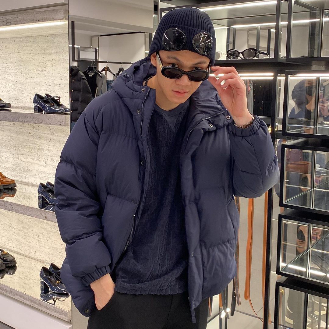 在接受训练的李梓嘉受访过程中反问记者「你觉得我的价值是多少？高达 400 万 令吉？我只有 8 千块的薪水而已」。