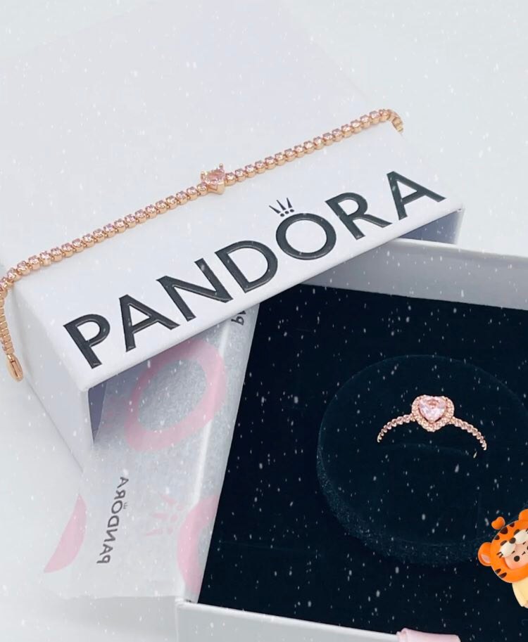 接下来,这枚玫瑰金爱心钻戒根本是仙女必买!爱心切割的设计加上铺镶钻石戒环以及心型闪钻围绕整个爱心,耀眼夺目妥妥满足女孩的公主心