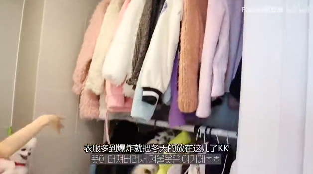 由于空间不大容纳不下她所有衣服,她还在另一个小角落设置了橱柜