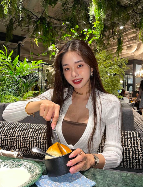 但没想到这件校服却引起了一部分的网友感到不满,还有网友指责她「物化女性」