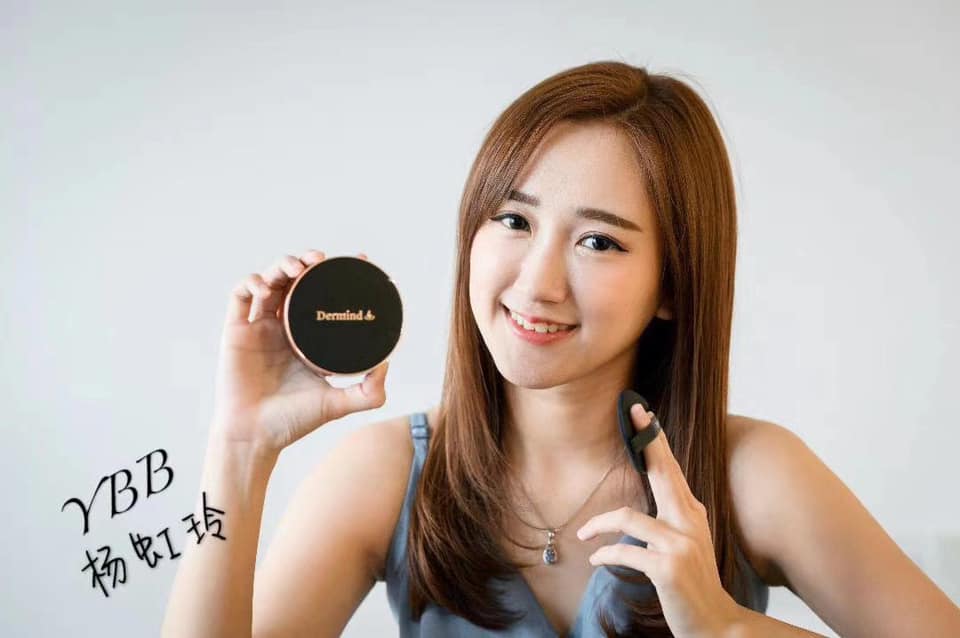 在 2020 年年尾,这位 Carrick Tan 自称有和她碰过 4 次面,前几天她撞烂车的新闻就是接他机去他的酒店。 「她说她没钱吃饭吃好料等,又没有朋友了,只有每月一丁点零用钱用,希望我给她机会赚钱和请她吃饭。我是安排了朋友见他,让她推美容护肤产品赚钱」。