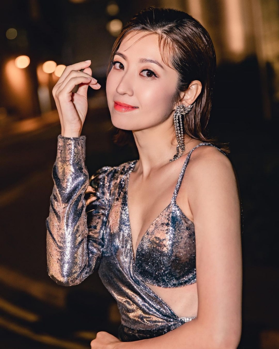 先是在社交平台互动,之后 Yoyo 夺下最佳女配角,老公也第一时间送上祝福,受访时提到老公首次露出喜悦表情,现在还不忘为远赴出差的老公卖力打气