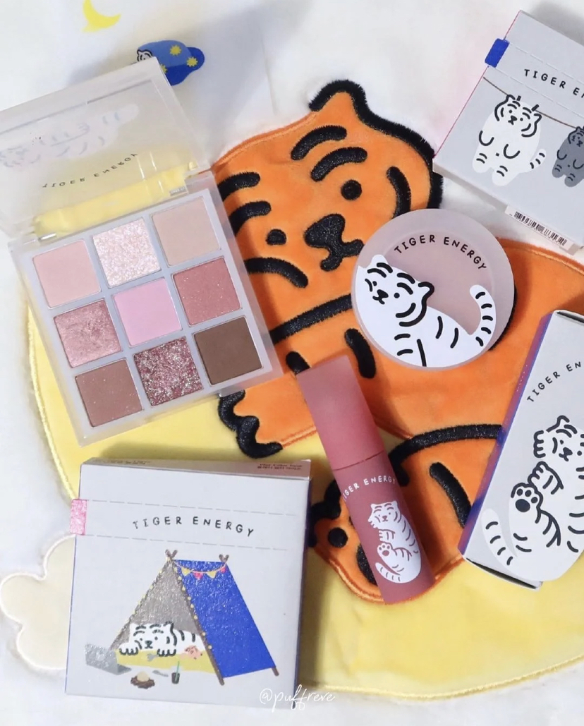 Etude House继去年推出了巧克力系列彩妆后,这次和MUZIKTIGER联合推出2022新年限定彩妆啦!这次是非常可爱的虎年彩妆系列,当中包括有2款不同色调的九宫格眼影盘、唇釉和腮红。