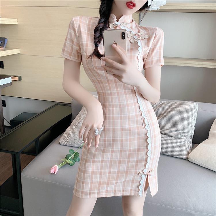 淡粉色格子旗袍属于比较现代款的设计,所以日常穿也很百搭不会过于夸张。再搭配上白色的蕾丝设计气质绝了,还非常显温柔感哦~