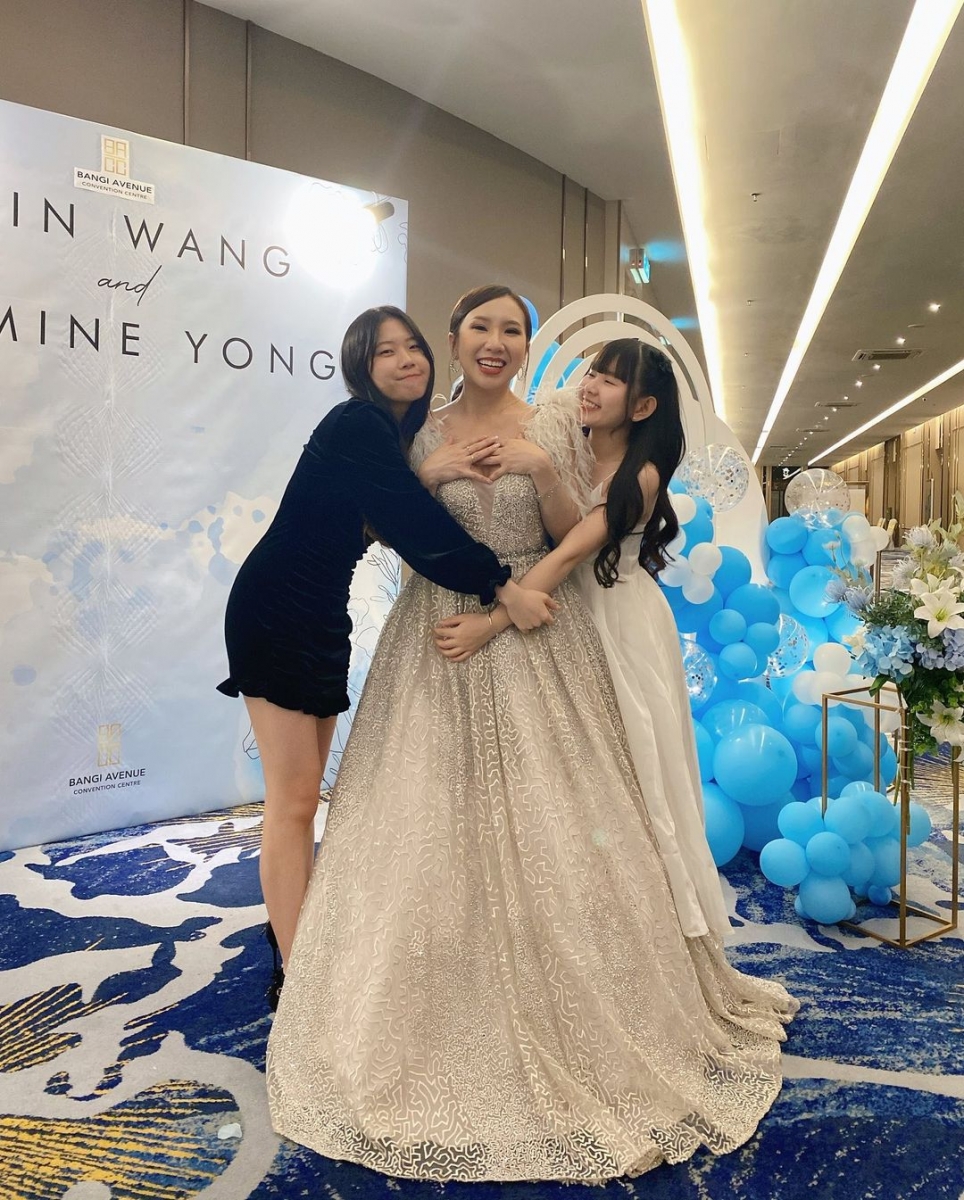 之后,网红朋友们开始“催婚”,新娘子香米在底下评论:「结婚咯」