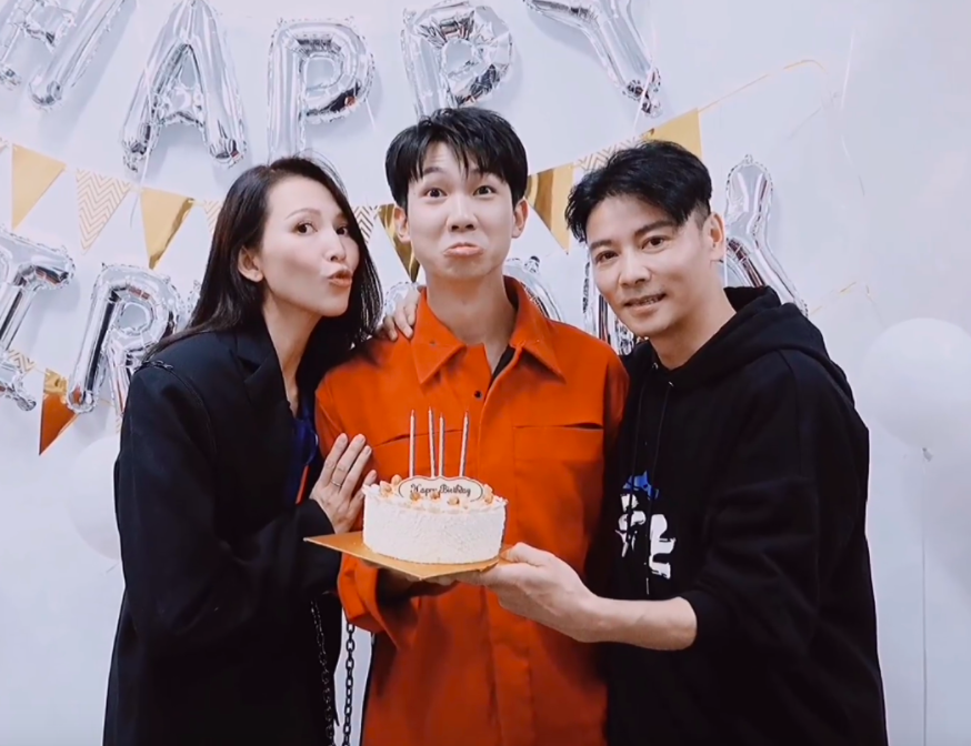 网友们看到后写到,“这个家族越来越大了”