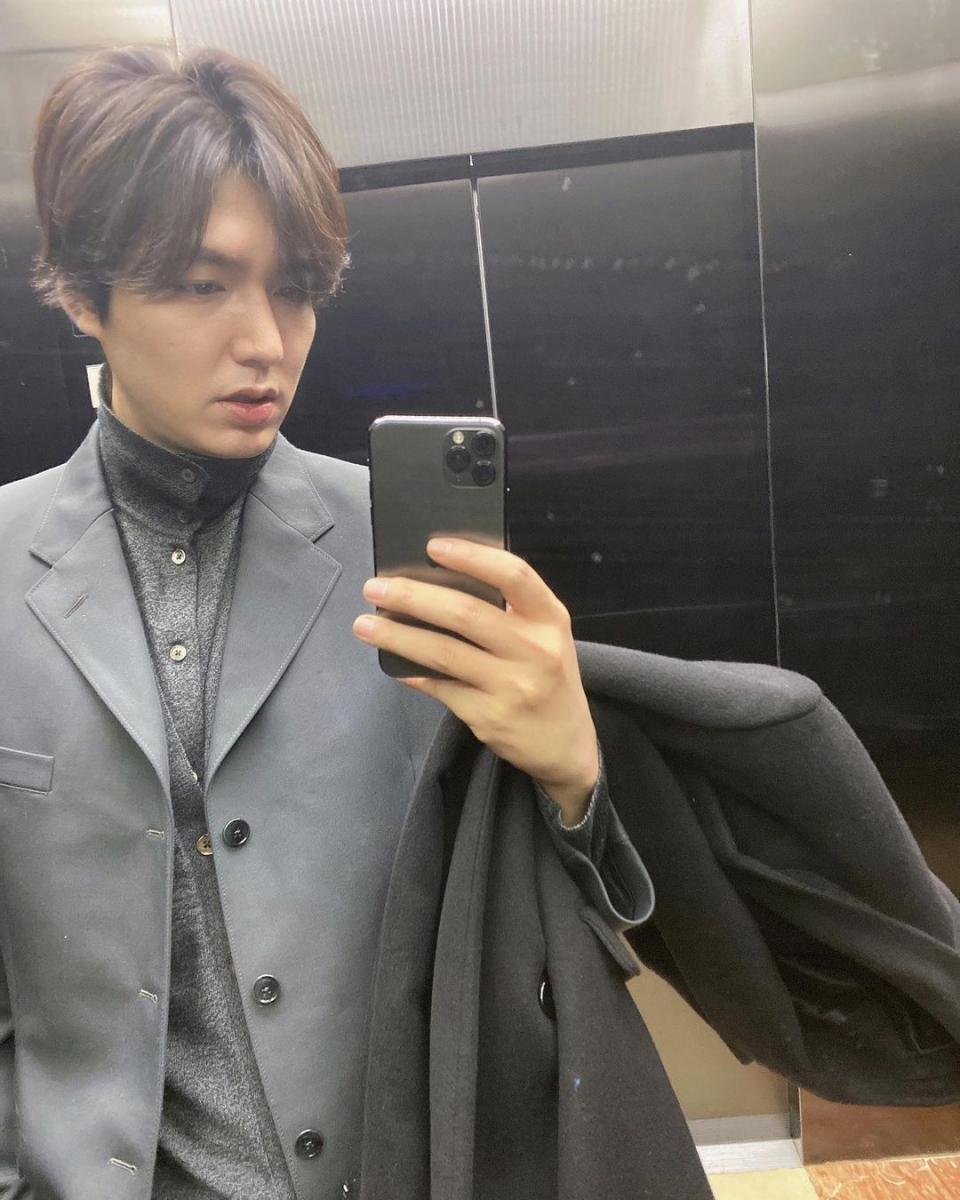 之后他在Instagram上搞笑留言:「我是不是,要祝福你了?」!还附上超帅的自拍照!