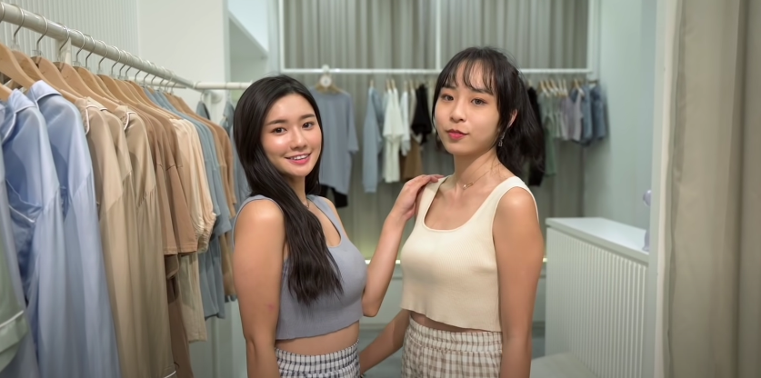 接下来,就到了女生们最爱的选衣服!