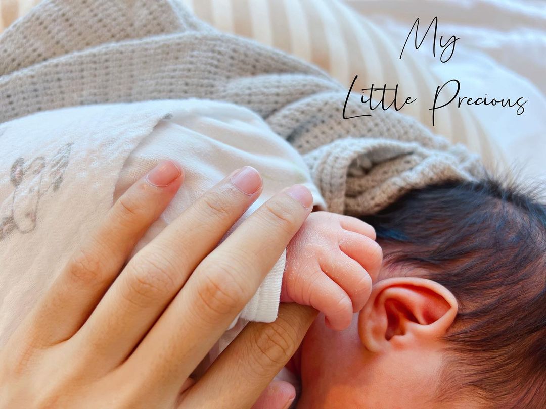 而Inthira也发文写道:「My Little Precious 」,无一不透露出准妈妈对宝宝的疼爱和关怀~