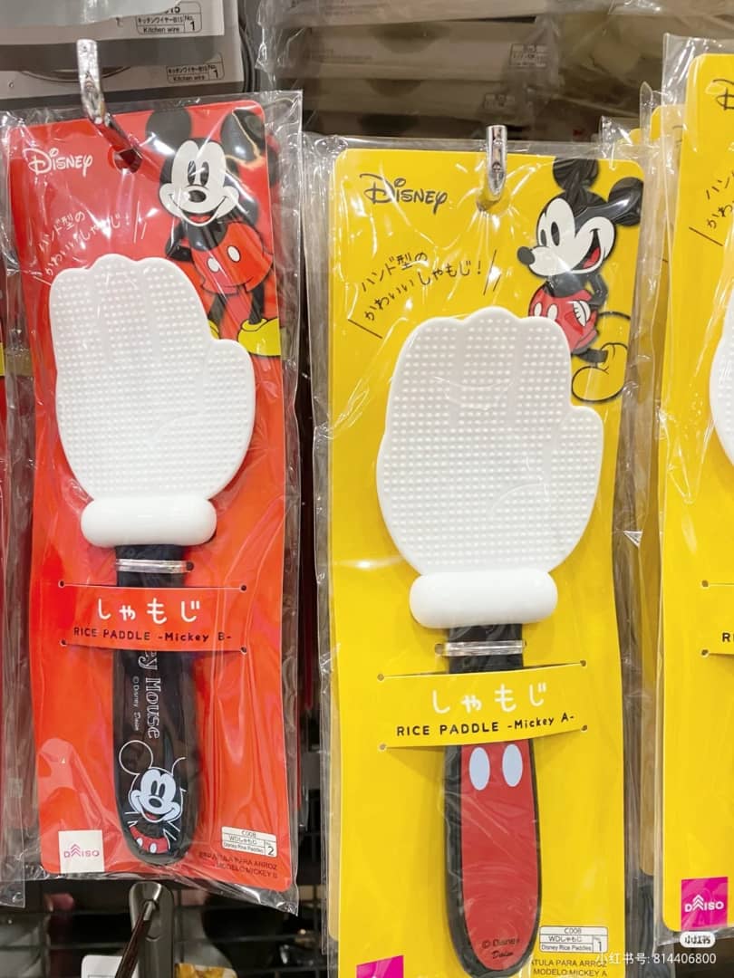 勺子的手柄还印有米奇老鼠的经典红色裤子