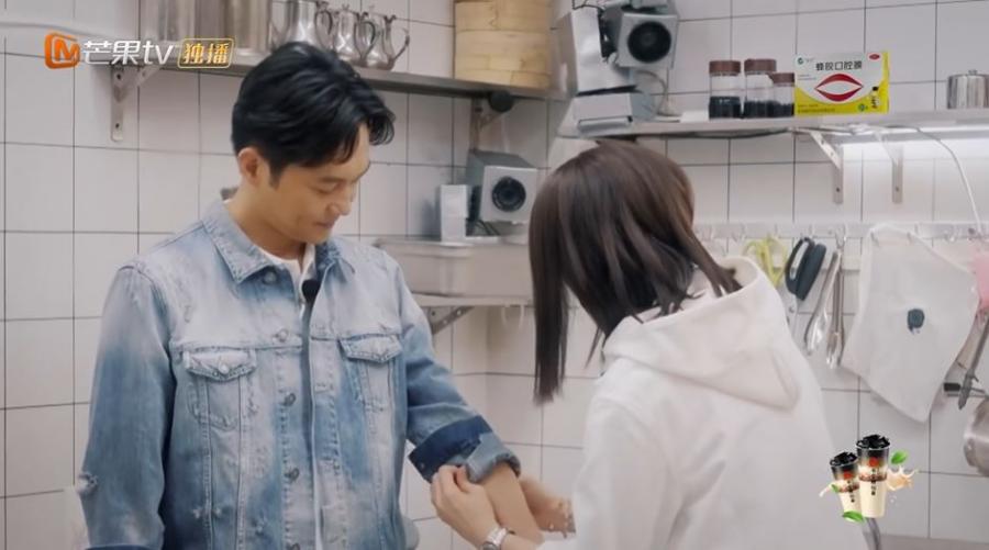 张智霖虽然嘴巴上声称会把这个外套脱下来，但还是接受袁咏仪的细心呵护。