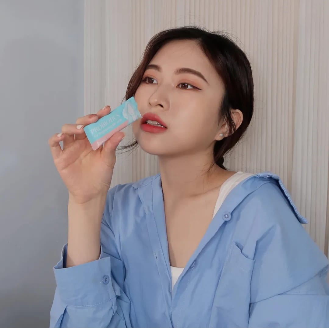 同时还有日本专利玫瑰花萃取成分，能够呵护肌肤达到美容养颜的功效！搭配韩国专利七仙莓，富含花青素和维生素C，能够加强美白效果养成透亮光着肌！形成24小时的天然隐形伞呵护肌肤，还可以防止不好的物质伤害。