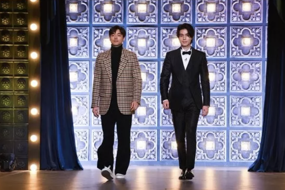 这对“死鬼”CP还在节目开场时，模仿回鬼怪的经典片段～