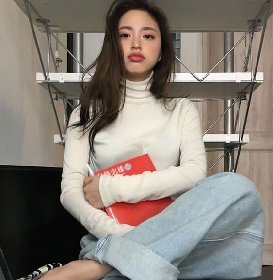 每个人都会根据自己的有限认知看待事物，所以碰到负面的事情时，可以多想想自己的看法是不是太主观了。或许再换个角度去看待这件事情时，它未必是一件坏事而且还让自己从中学习到了新事物。