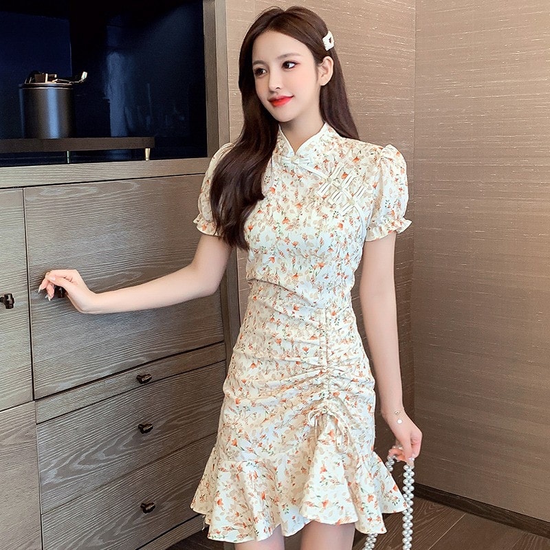 少女感的温柔碎花风旗袍,同样是比较类似于连衣裙的版型,在裙摆还有小绳索绑个蝴蝶结更显身材!