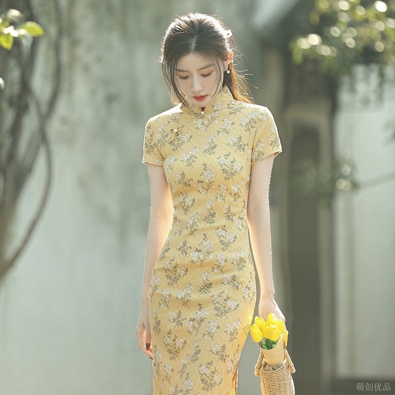 温柔的淡黄色搭配小碎花温柔又甜美,旗袍的腰线设计也很修身非常显好身材。