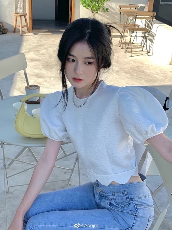 斜刘海和中分可以帮助修饰脸型,再搭配外卷和半丸子头可以打造少女感!如果想要更特别的发型可以尝试羊毛卷,蓬松的卷发可以让脸看起来更小,还有拉长脸部的效果。