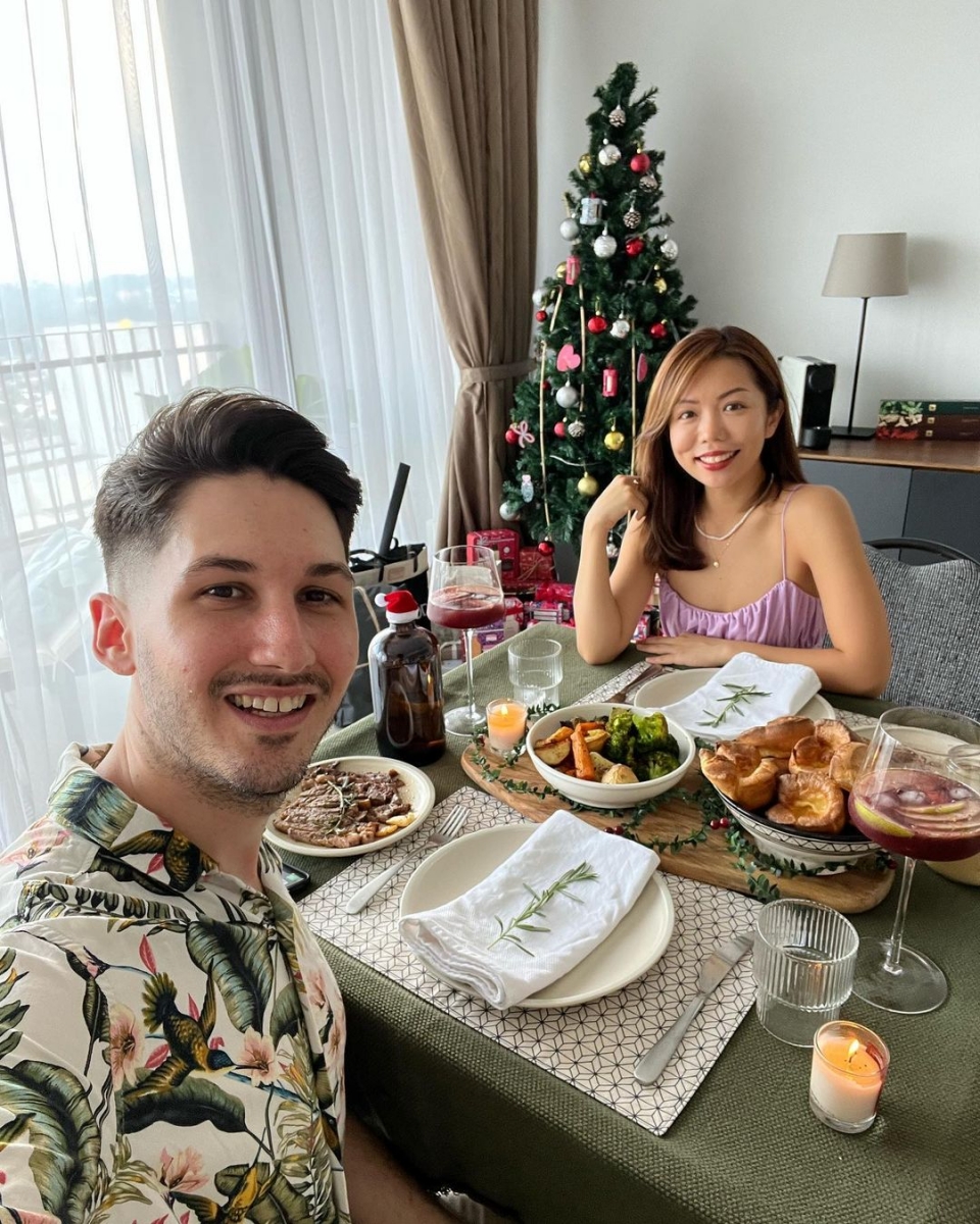 大马知名 YouTuber 谢茵怡(Jenn Chia) 在前几天晒视频官宣成功被求婚的喜讯也收到来自各界的祝福。英国籍男友 Beau Jon Liddell 大胆创新把整个 Mamak 都搬到家里的客厅,花样百出的求婚招数瞬间引起话题。