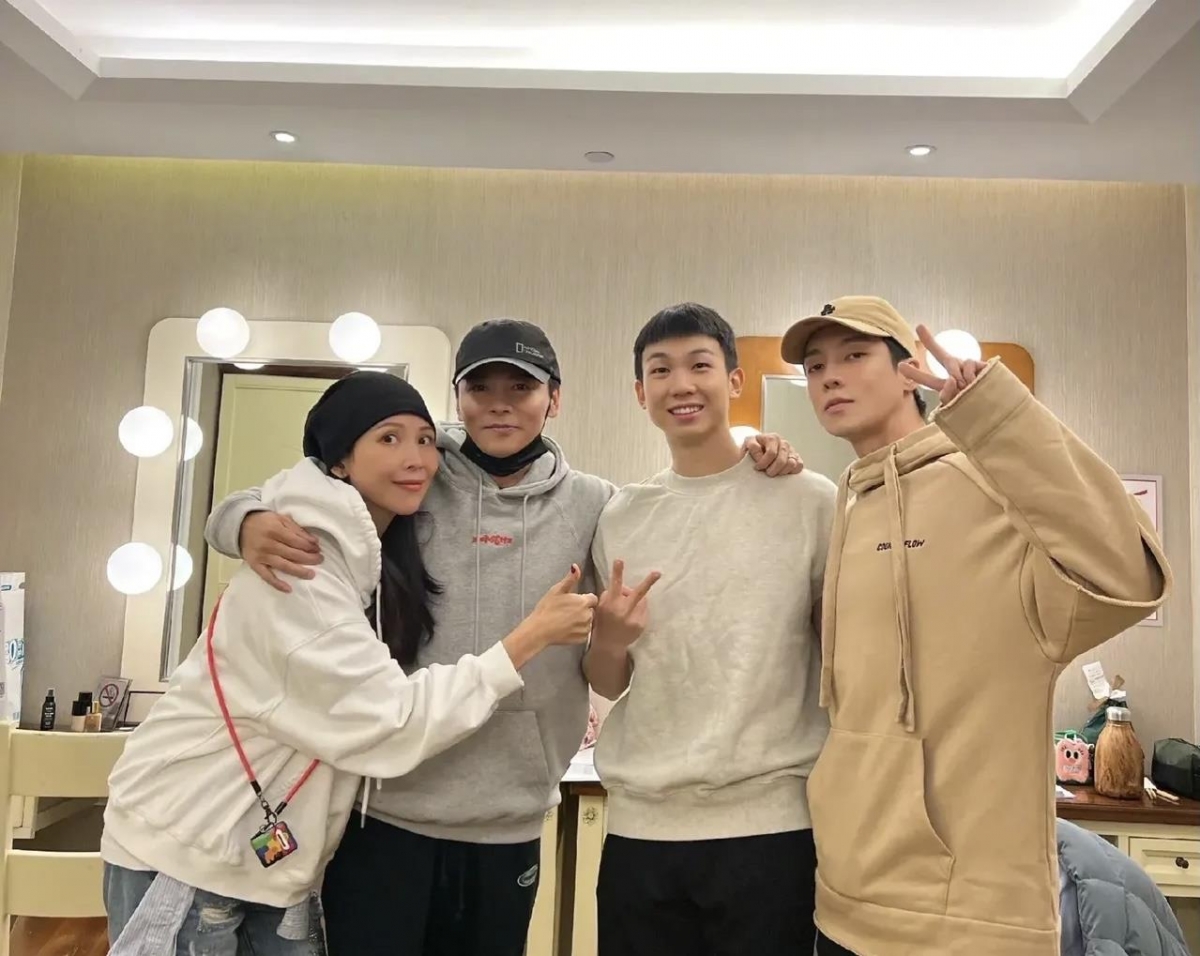 通过这个节目认了张晋蔡少芬为“干爸干妈”