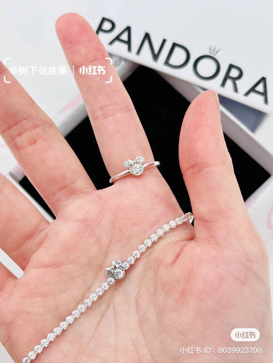 手链是以排镶钻石匠心打造,中间则设有米妮头像的钻饰,戴起来简约大方,闪耀炫目非常精致。