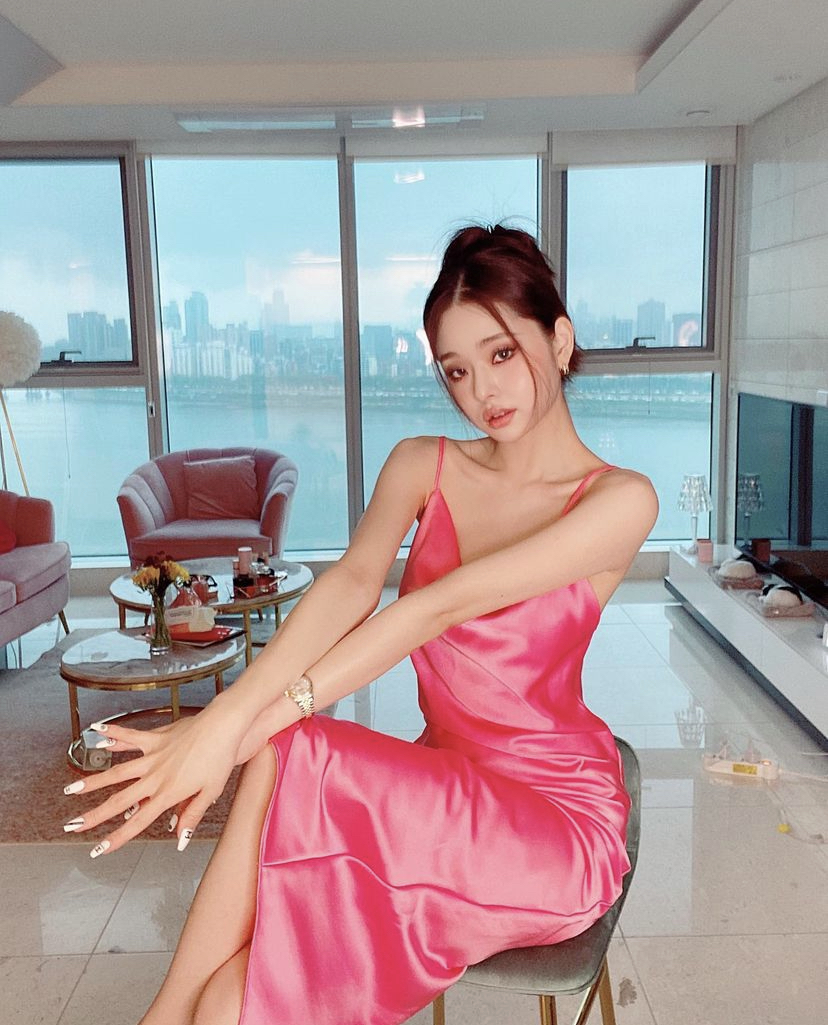 每天早上起床后喝一杯绿茶、美式咖啡，可以有助于消除脸部水肿