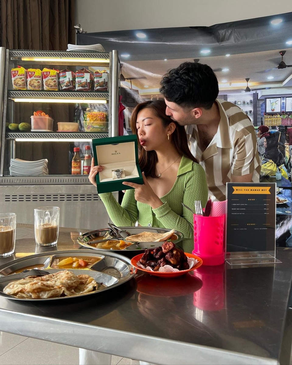 从求婚的画面可以见得 Jon 把家里打造成 Mamak 环境,不管是桌椅、小档口或食材都 1:1 还原~他用尽心思安排的求婚场景,让女友看了瞬间泪崩。