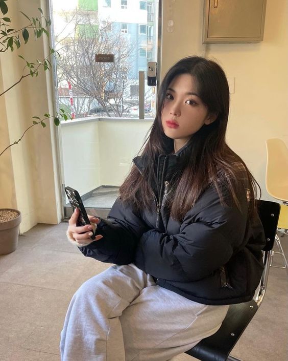 坚持每天三餐准时不熬夜,就不会想要吃宵夜了!但如果在夜晚实在是太饿了管不住嘴,可以选择多喝几杯水或牛奶,真的特别饿,就吃一点燕麦、黑巧克力或坚果。