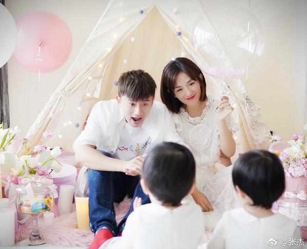 产后复出工作的谢娜近期也在节目上表示自己怀了第 3 胎后就患上产后忧郁症「看到什么东西都会很沮丧」