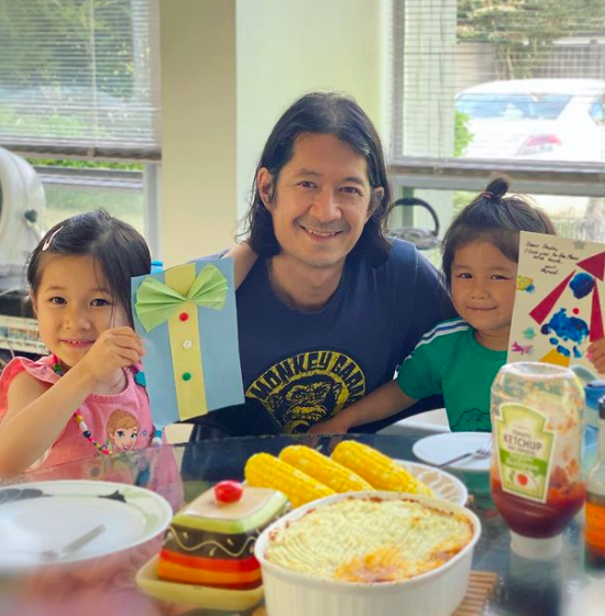 因为有老公鼓励,她才能够拍这部戏,也很感谢他的牺牲