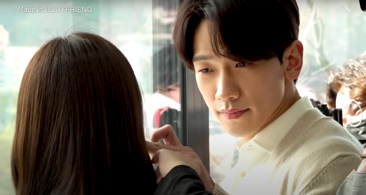 只见影片中Rain还会贴心地帮老婆整理头发