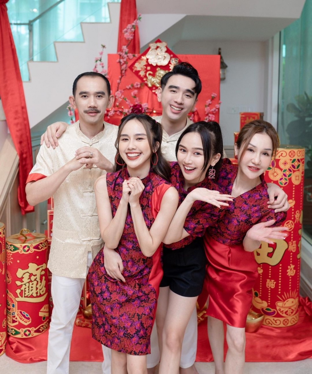 Jestinna、Ms Kuan 和 Perry Kuan 一家人合唱的《虎年新年到》啦!刚上线不到一周的时间,就突破了百万点击率~甚至还登上 YouTube 热搜第 1!