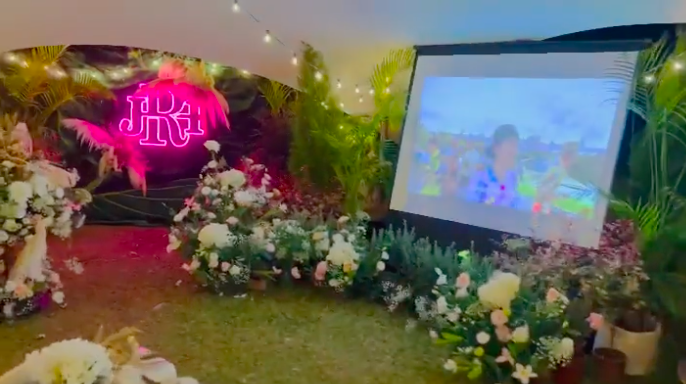 舞台中间还设有周杰伦、昆凌和女儿 Hathway 、儿子 Romeo 英文字首写粉色 LED ,场面非常盛大又壮观。