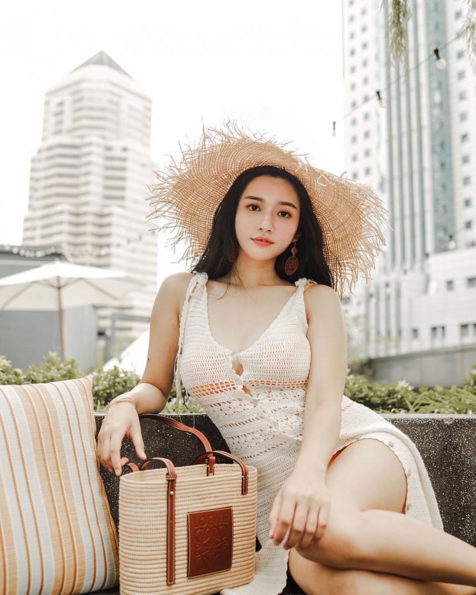 虽然她和秋雯相差两岁，但五官神韵非常相似！水汪汪大眼、樱桃小嘴、挺直的鼻梁，加上精致的瓜子脸，果然女神的脸蛋不分国界都一样标准。