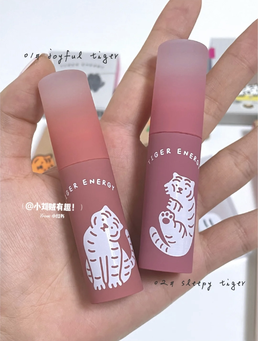水嫩嫩的玻璃唇是韩系妆容必get的特点之一!这次联名系列的唇釉就是果冻感质地,可以瞬间隐藏唇纹打造水嫩感十足的嘟嘟唇。#01 Joyful Tiger有点像最近人气超高的烂番茄色,显白又嫩不挑肤色的百搭款。