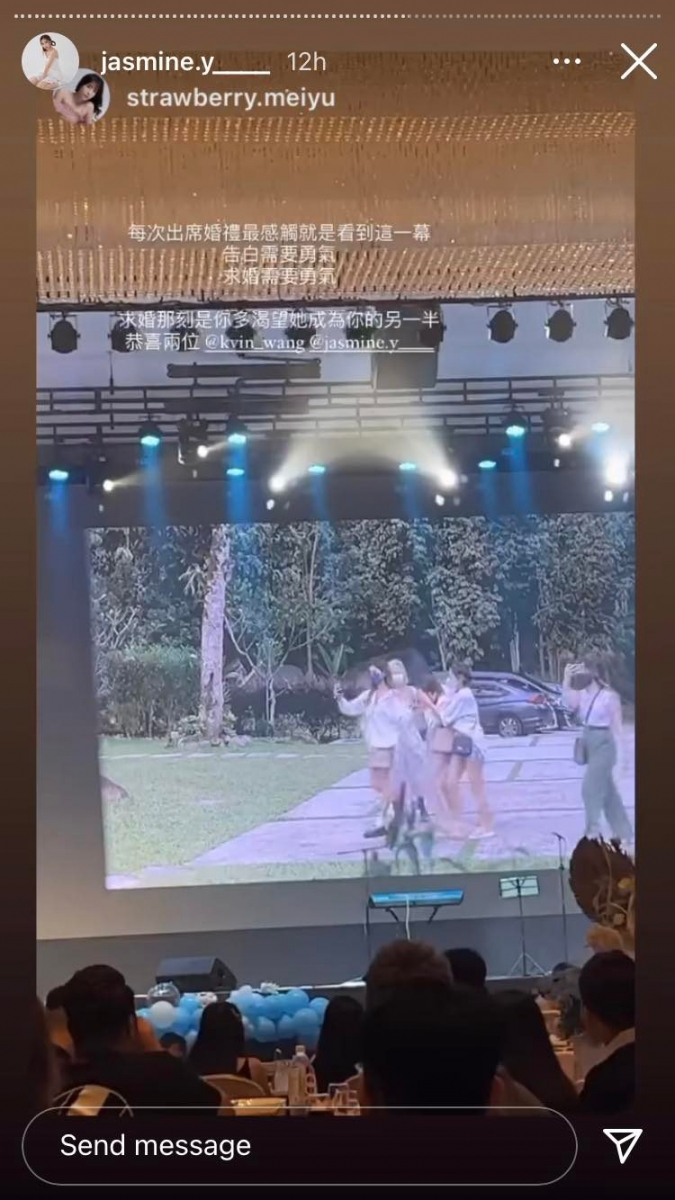 婚礼现场主要是以蓝色的玫瑰花布置而成,荧幕中除了播放婚纱拍摄的片段还有求婚当天的花絮也一一公开啦!