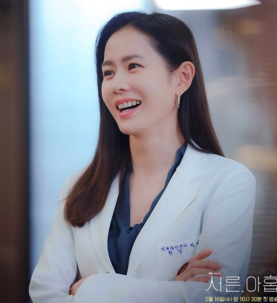 孙艺珍在剧中饰演的是江南皮肤科院长“车美朝”