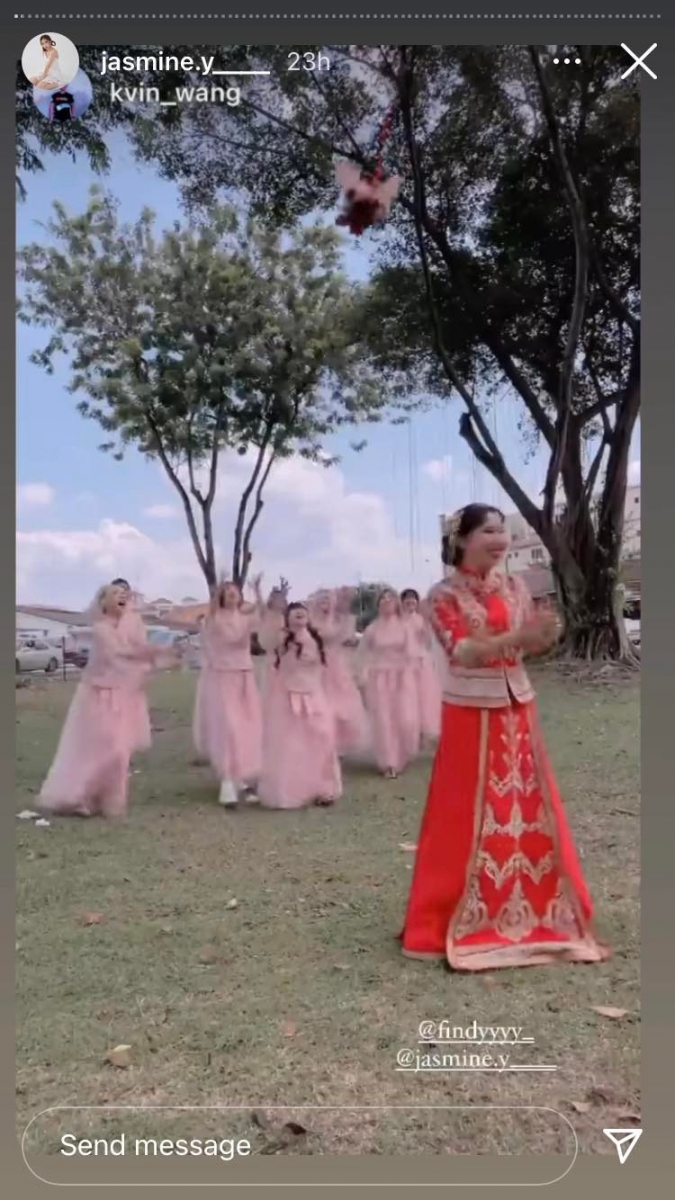 新年抛花球的时候也是由年纪最小的 Findy 获得~Findy 夺得花球后也立马把花球给身边的伴郎，场面非常温馨又搞笑。