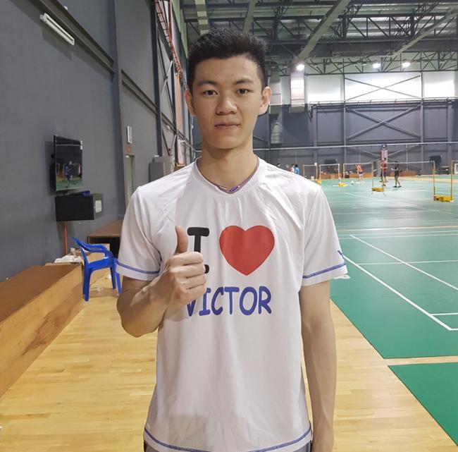 离开主要原因是「他觉得自己不是李宗伟,无法像这位大马传奇一样承受如此巨大的压力~他想用自己的方式来成就自己的羽球生涯」。