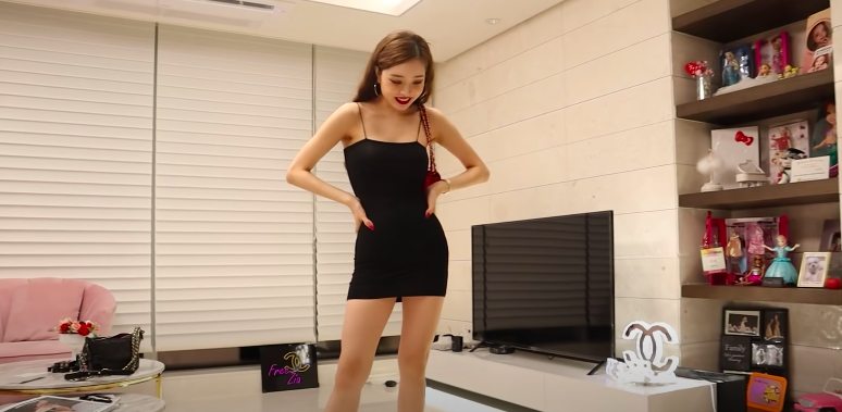 黑色紧身连衣裙