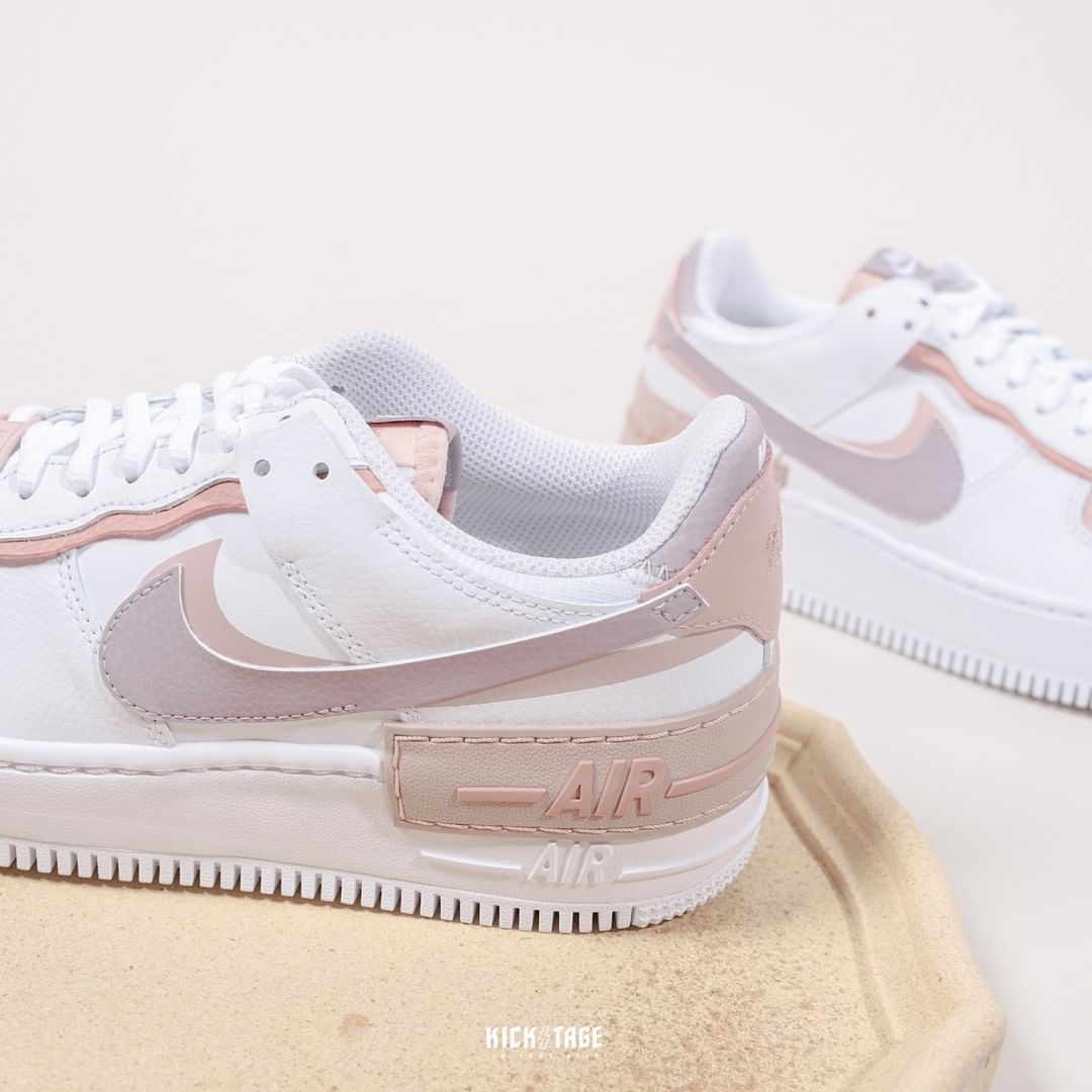 Nike Air Force 1 Shadow 「干燥玫紫」最近也在各大社交平台掀起超高的话题。它之所以获得女孩们的高度宠爱那是因为整个鞋子集合了少女心的配色所打造。