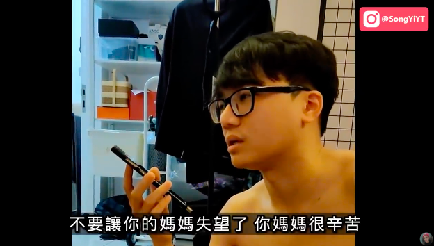 「你是因为赌博,赌博害了你~越陷越深,也有可能是你被身边的人利用~那你要加油过你接下来的生活,不要让你的妈妈失望,你的妈妈很辛苦」。