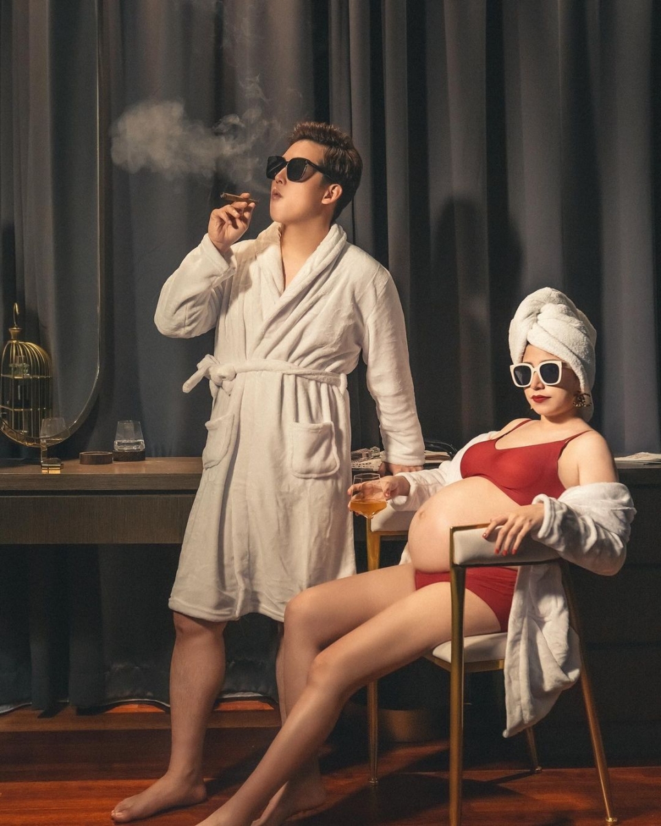 Inthira 孕妇写真穿搭主要是以自创的内衣品牌 Crown 为主