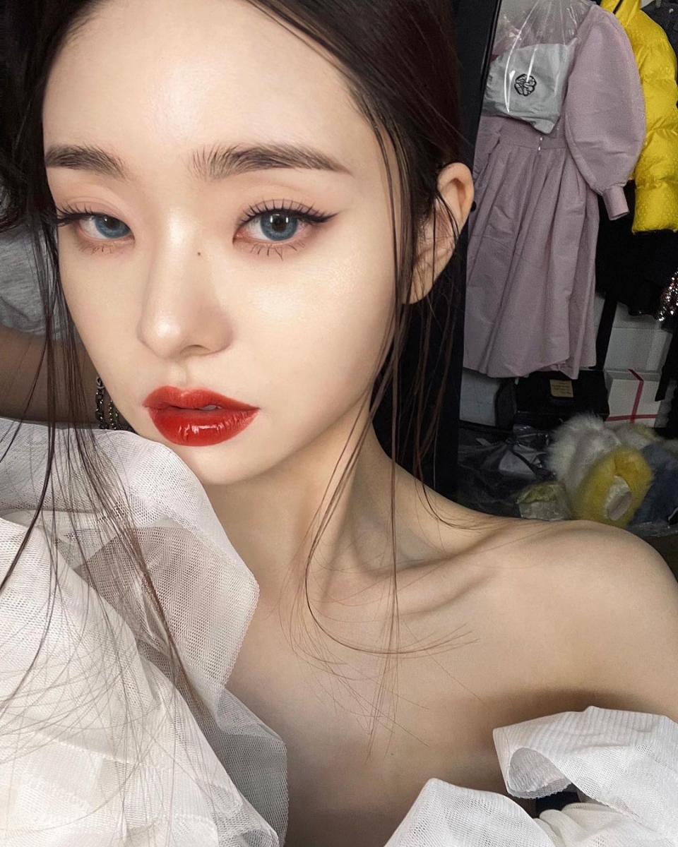 但自从爆出穿假货的丑闻后,人间白富美的人设也崩塌,受到许多网络的恶意批评~