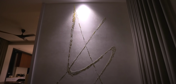 原来这面墙壁上的画是由“A”和“S”的字母结合而成