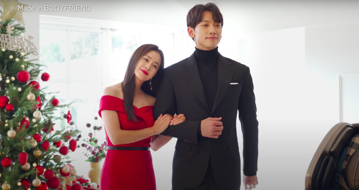 当她身穿红色露肩的长礼服登场,老公Rain则变成绅士一样牵起老婆的手一起入场,让人不得不感慨金泰熙不愧是超级美女啊~