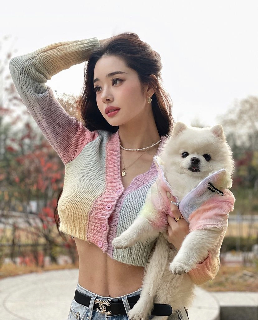 如果对抗美食的意志力不够强，可以先用牛奶、水果等健康食物代替零食。不要强迫自己刚开始就能做到，毕竟身材管理是长期的事情，减肥不是一两天就能完成！