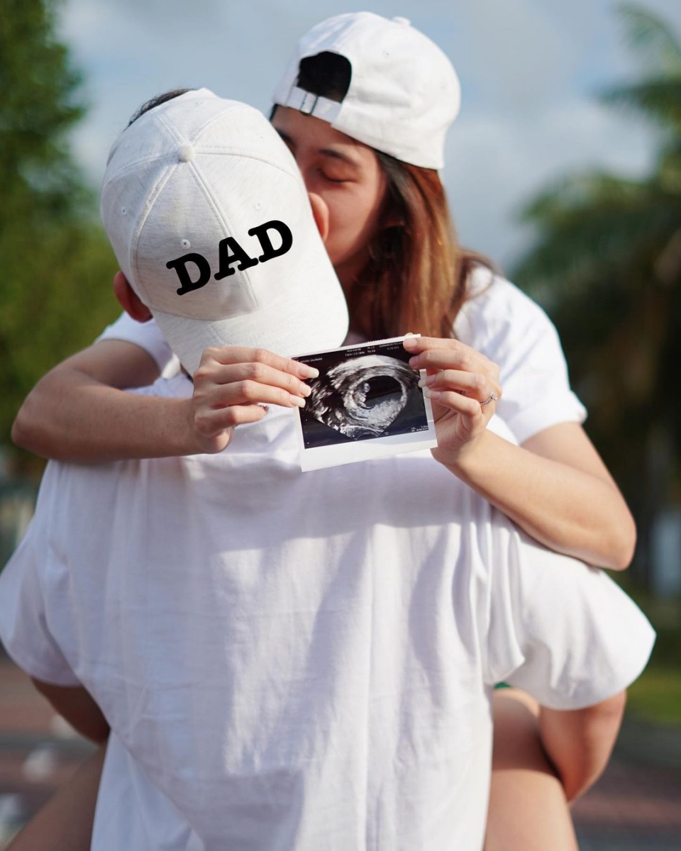 自从 Jeff 和 Inthira 在 2019 年结婚后，就一直在积极备孕。在宣布太太怀孕的那一刻，从言语行间中都能感受到他们即将当父母的喜悦