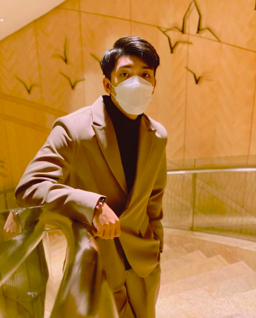 一起帮助灾民清理家园和当地学校的情况