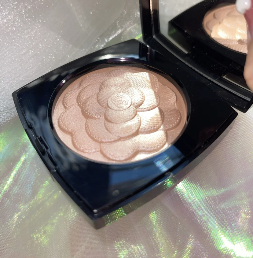 春季限量山茶花高光同样不可错过！属于水光钻石的自然高光感，在日光和灯光下让碎砖显得更加闪亮～